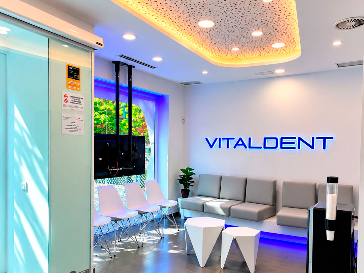 Sala de espera con logotipo retroiluminado y techo con iluminación integrada