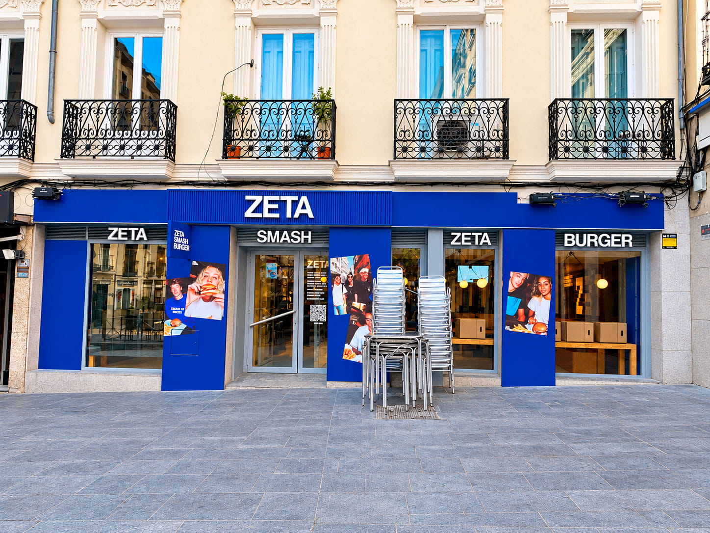 Fachada del local Zeta Smash Burger en azul