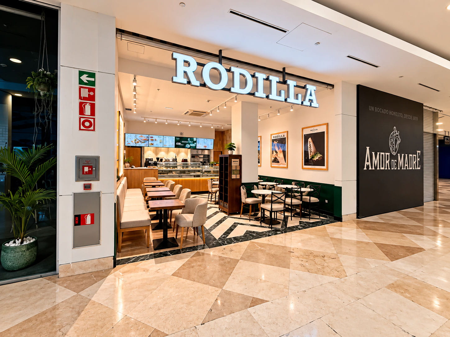 Acceso al local desde la galería
