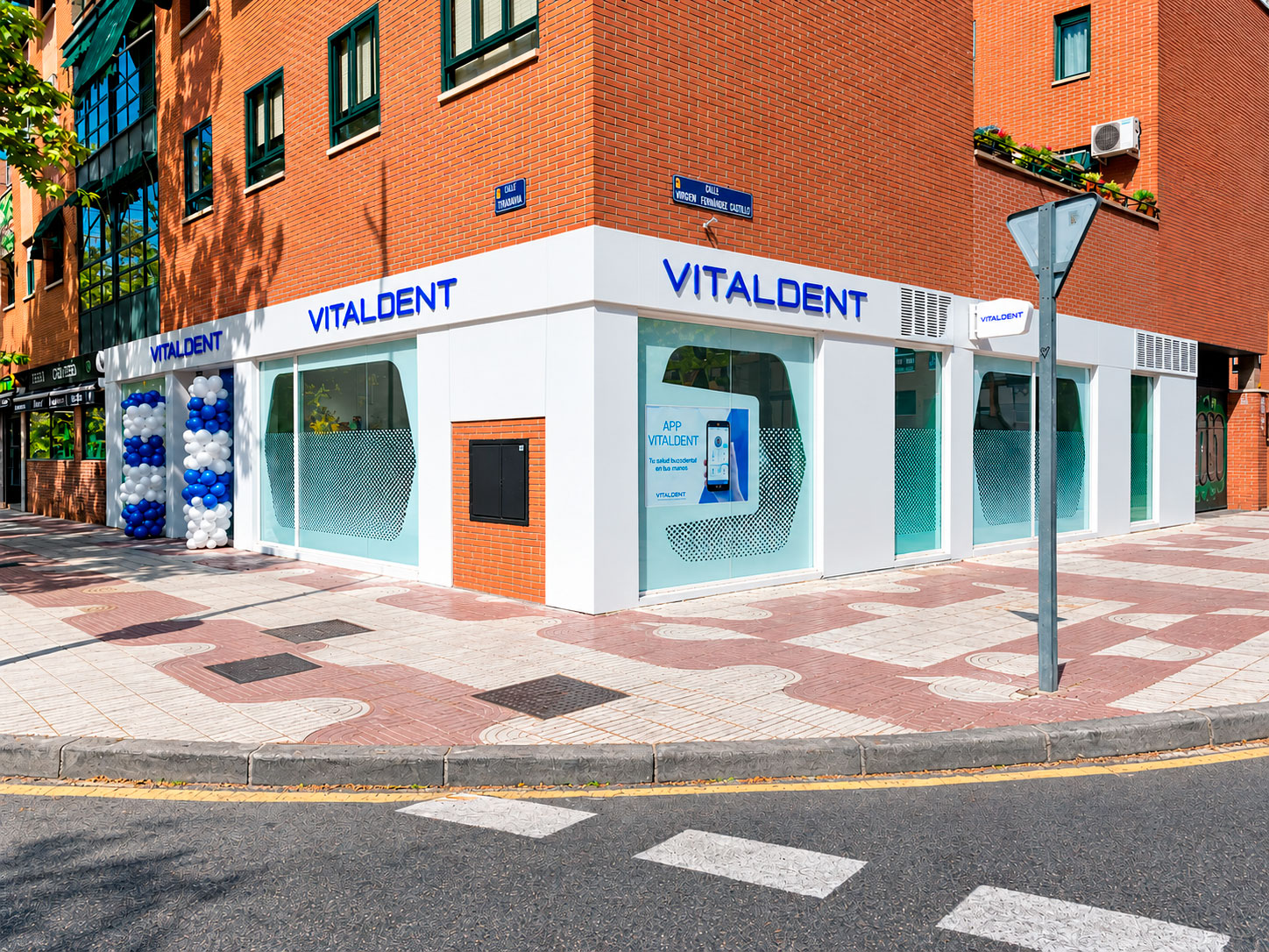 Fachada en esquina de la clínica Vitaldent